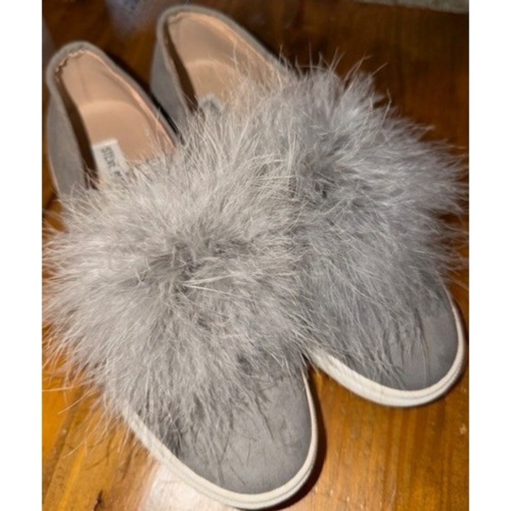 Steve Madden Emily Grey Faux Fur Pom Pom Slip‎ On Sneakers Womens 7B Flat Shoes